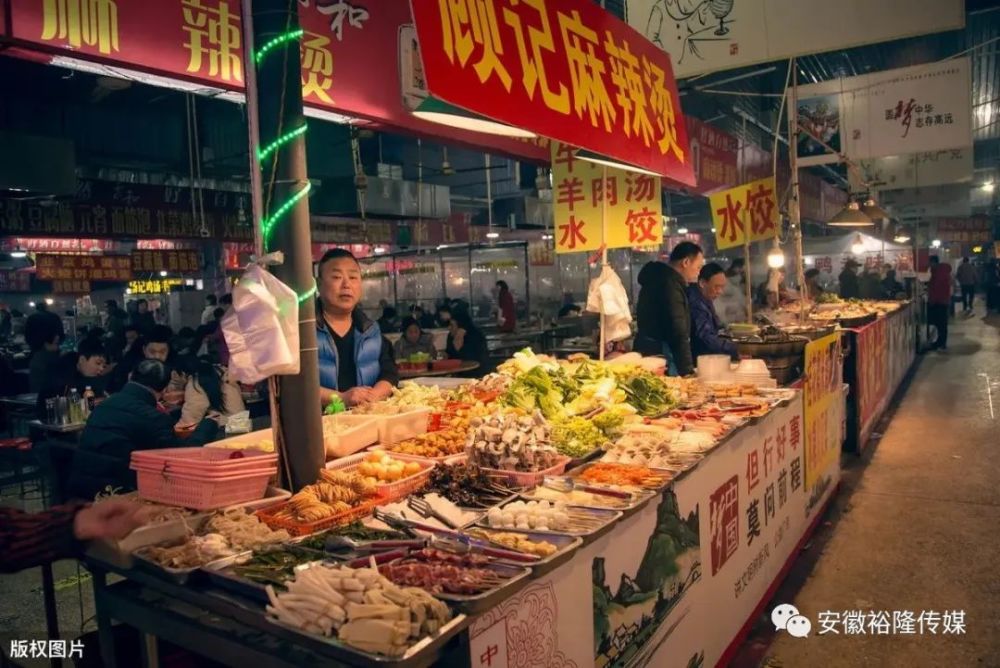 尤其是各位賣韭菜盒子,卷饃,烤冷麵,涼皮,麻辣燙,冰粉,炒酸奶,冷麵