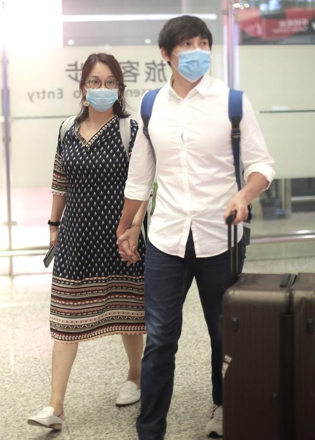 陈松伶身上的中年感遮不住和老公同框年龄差明显穿衣挺随性