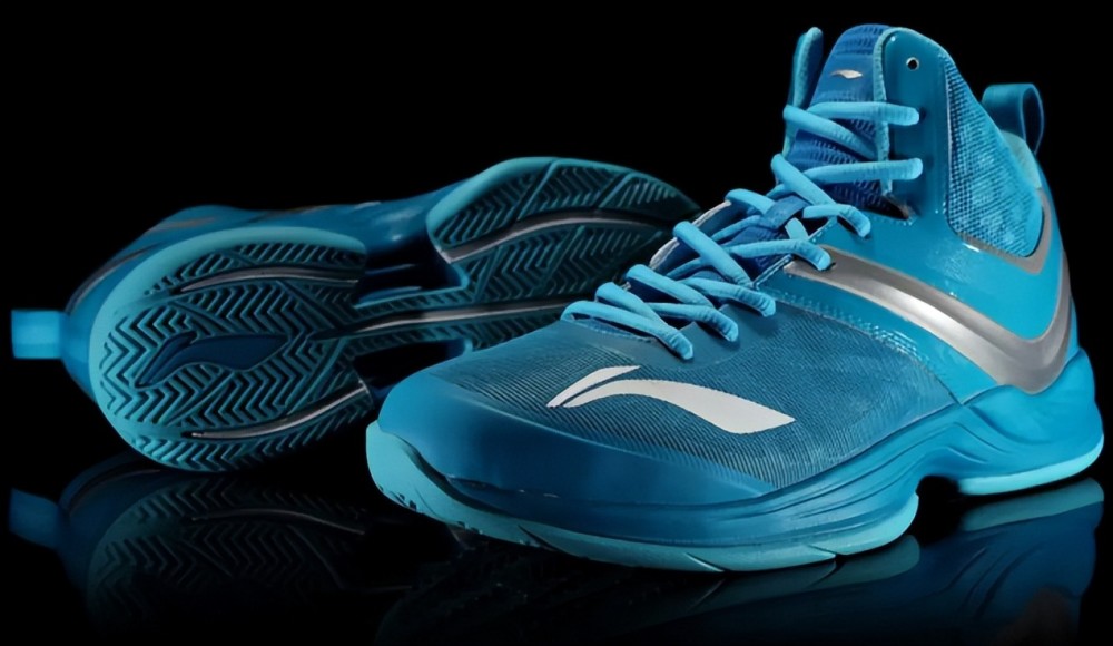 十年了,还记得超轻10代么?李宁做了一双更强的"超轻"篮球鞋_腾讯新闻