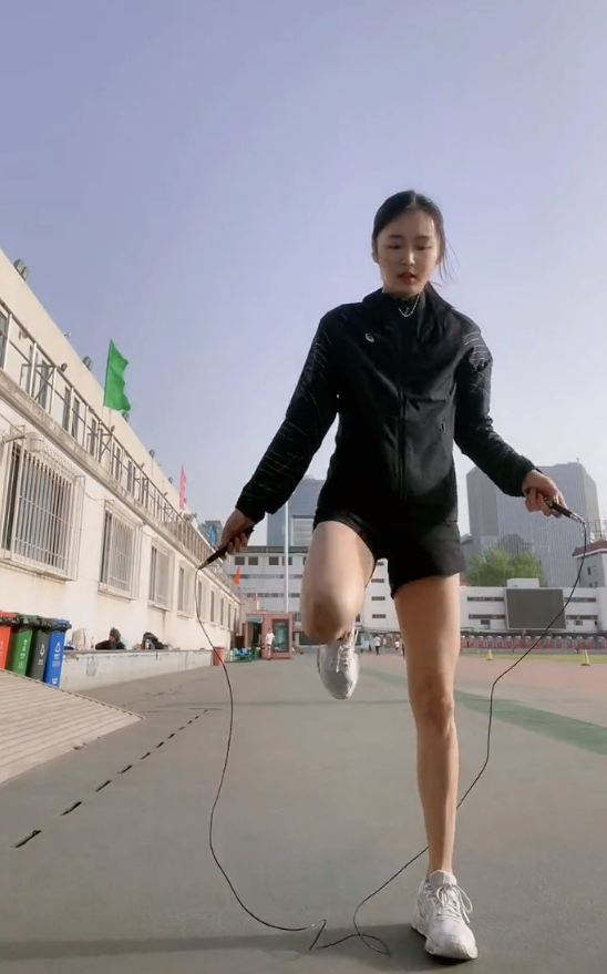 好漂亮中国花滑女神朱易大秀跳绳队友羡慕你的腿