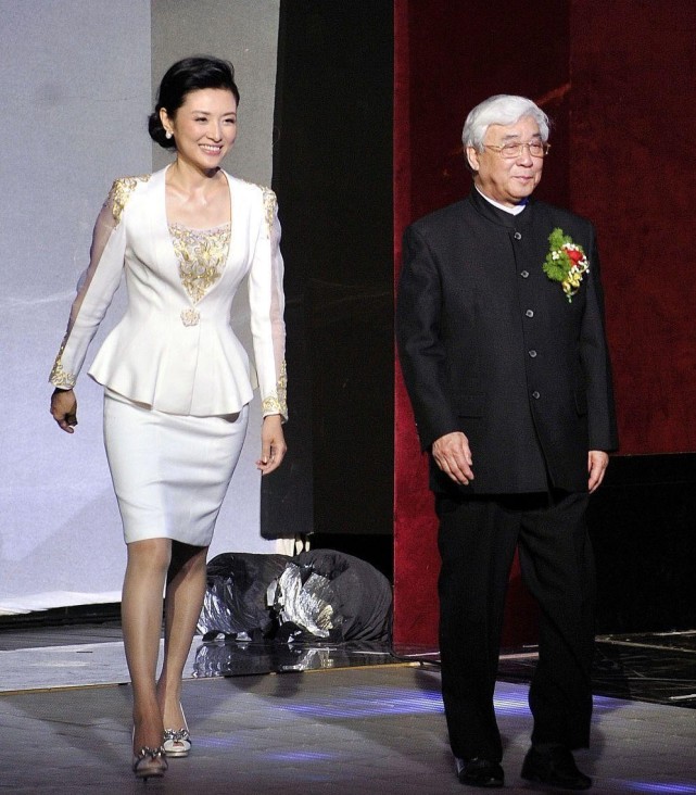 周涛的主播气质太高级,穿薄纱刺绣礼裙淡雅复古,看着好温柔