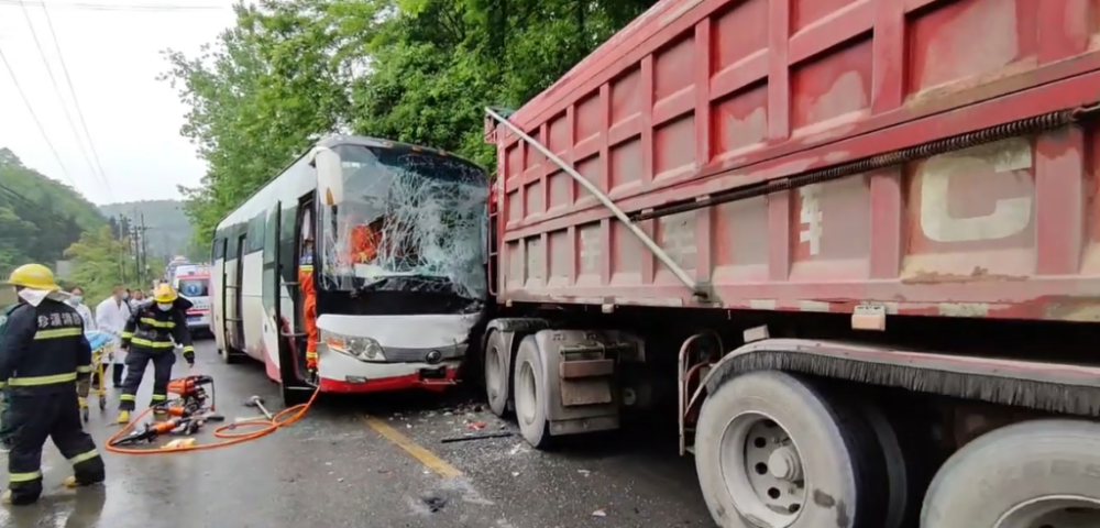 货车与客车相撞致两车司机被困 消防紧急救援_腾讯新闻