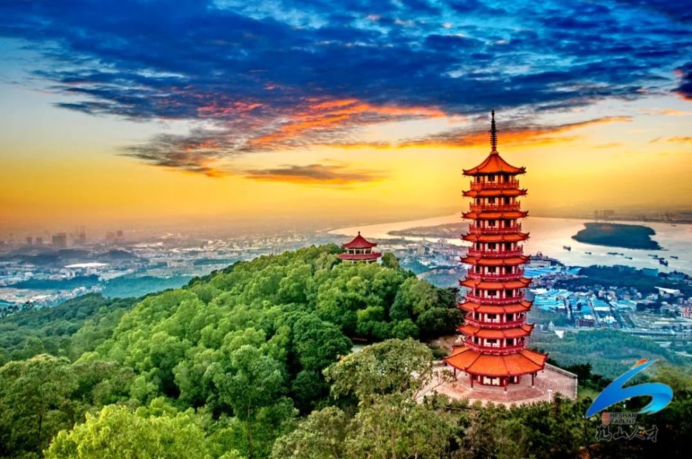 谭成伟  摄鹤山市位于广东省中南部,地处珠三角腹地,濒临西江,毗邻港