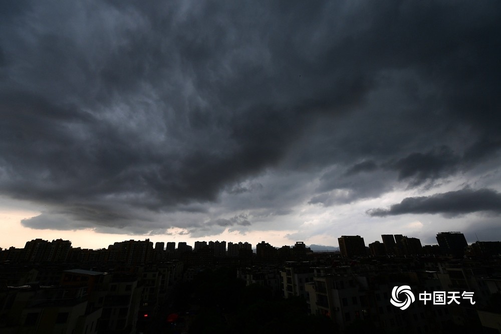 浙江金华遭遇强对流天气乌云压城大雨如注