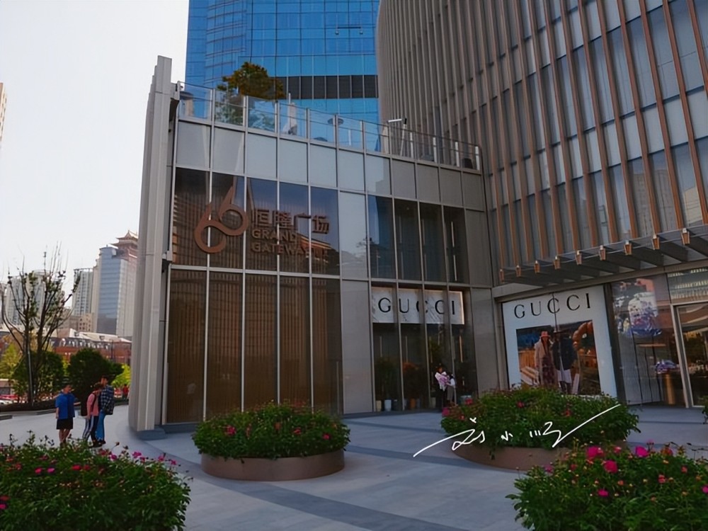 上海徐家汇的著名商场建筑很独特人气也很旺好多游客来打卡