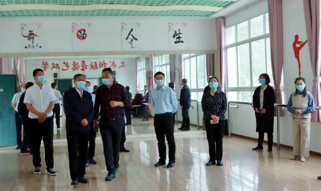 王海滨一行实地走访了学校禁毒室,音乐,美术,书法等功能室,以及心理