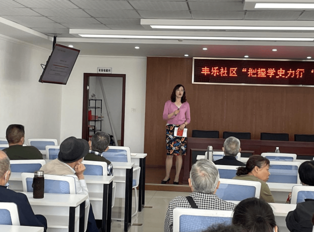 唐红英老师首先按照时间的脉络,重大的历史节点,结合文史资料,运用