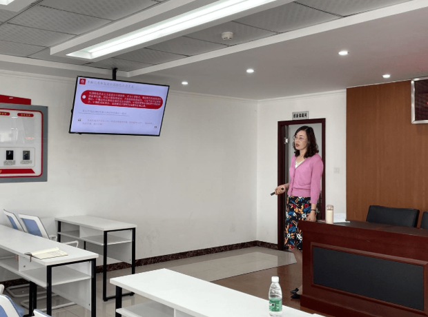 唐红英老师在最后进一步阐释和宣传了中国特色社会主义为什么"好"