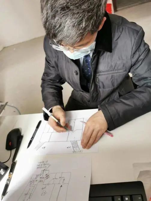 4月24日,他再次带领队员转战双阳区奢岭方舱医院继续奋战.