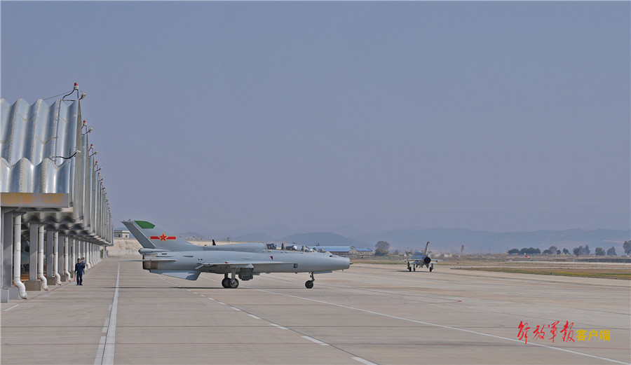 近日,南部战区空军航空兵某基地开展多机型,多架次,多课目,高强度跨