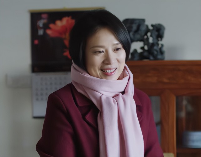 却沧桑了不少,眼袋,法令纹还有悬针纹都展现了出来,满眼忧愁哭戏非常