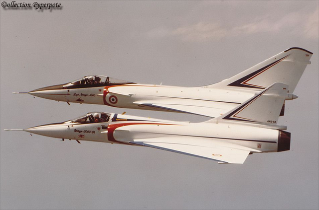 甚至连进气道的激波锥都一模一样,真是"双兔傍地走,安能辨我是雌雄"