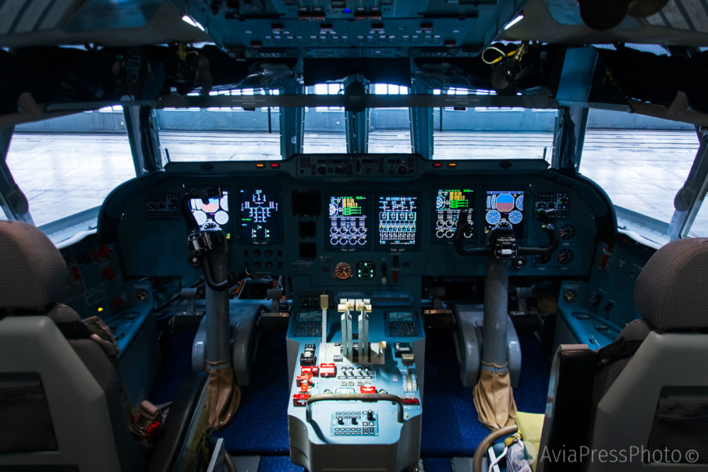 最新伊尔76运输机交付,发动机不比运20先进,一年只服役不到2架_腾讯