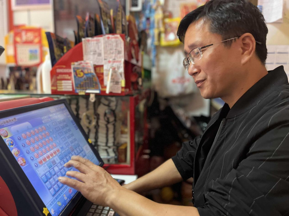 3885万巨奖背后残疾夫妻的彩票小站