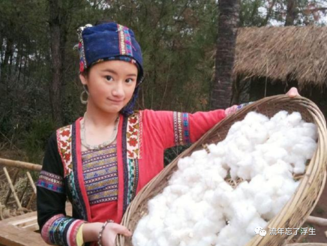 《真情告白》,在这部剧中她饰演了幼儿时的"许诺";之后还在江珊主演的