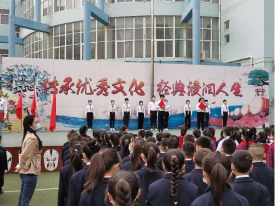 一节关于"党团队红色链条"的思政课二七区艺术小学开展思政课活动
