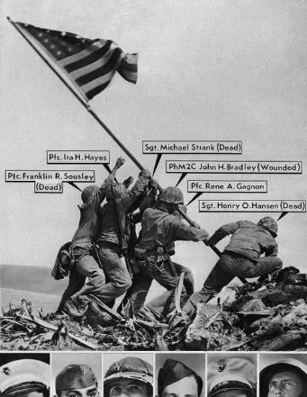 在这个照片中负责插旗的士兵有6名,以下面这张图示为准,从左到右分别