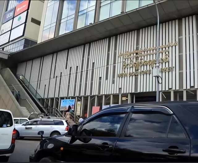 缅甸仰光市中心著名市场天桥发生爆炸,军警封锁禁止人员来往