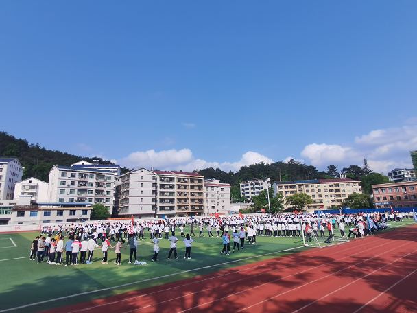 衡山岳云中学举办高三解压赋能团辅活动