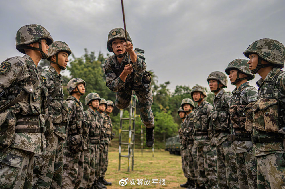 【忠诚维护核心矢志奋斗强军】陆军航空兵学院：空地融合教研训一体小学英语课