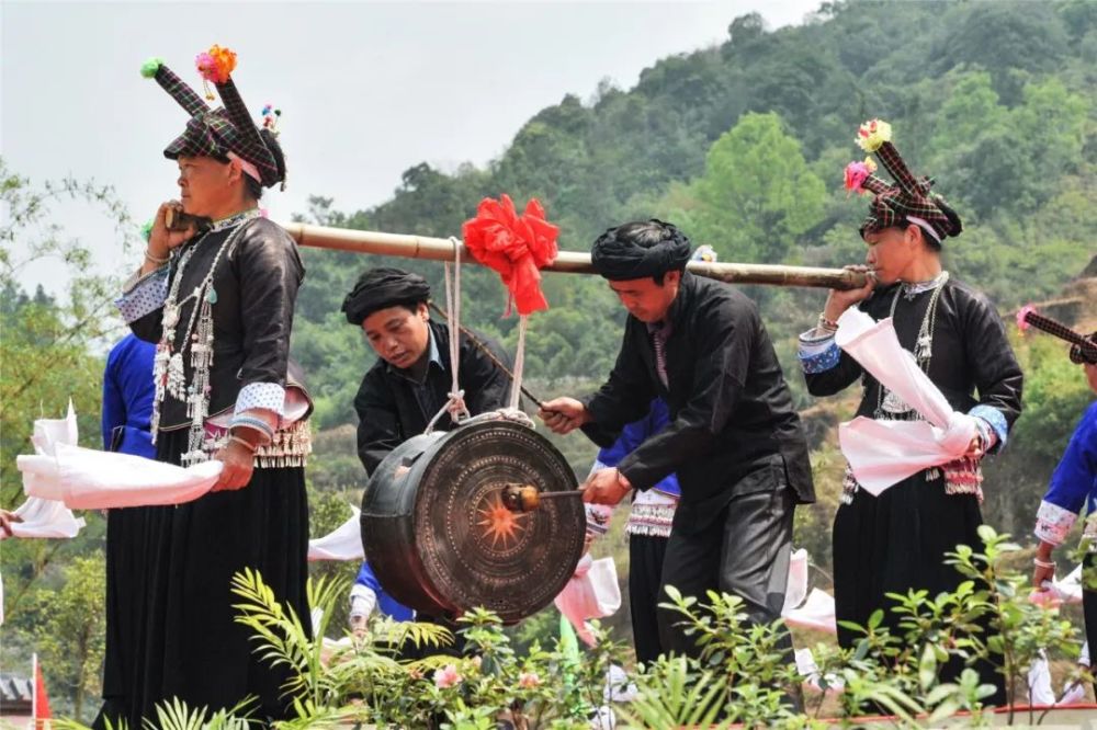 【早安云南】走进铜鼓舞之乡,触碰千年铜鼓文化_腾讯新闻