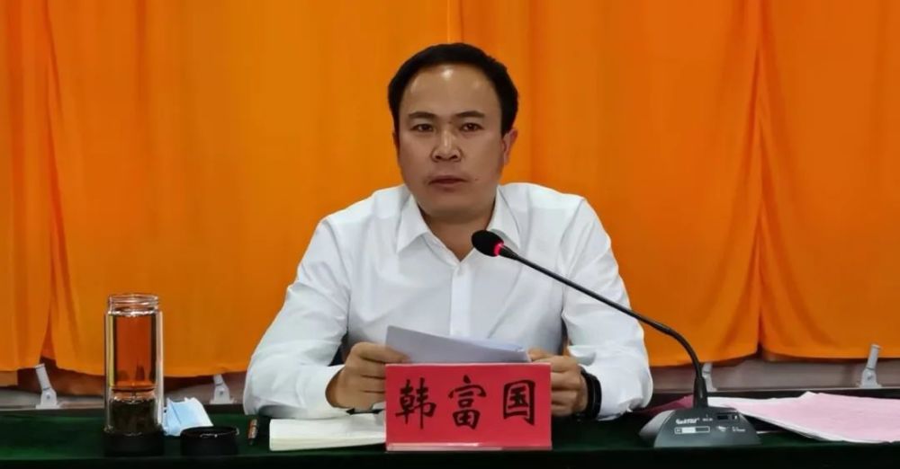 县委副书记,县委党校校长韩富国代表县四套班子向与会劳模代表及全县