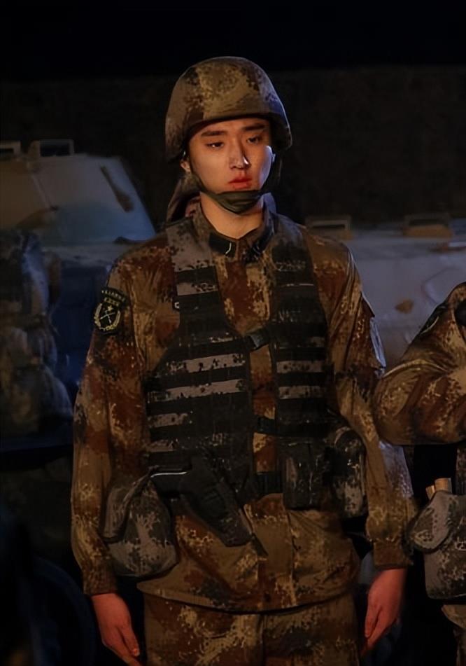 谁能想到杨洋出于善心将自己的防毒面罩分给了队友,最后等着他的却是