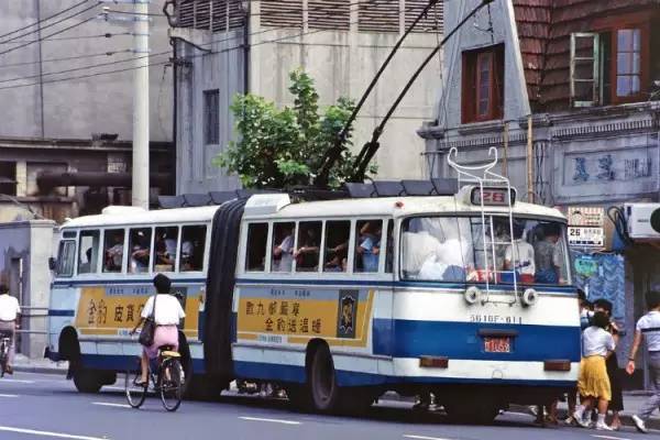 淚目很多人都沒見過80年代的大上海任何困難都壓不倒勤勞肯幹的上海人