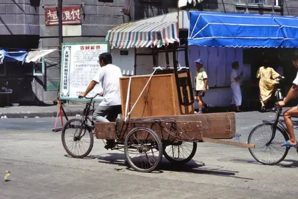 淚目很多人都沒見過80年代的大上海任何困難都壓不倒勤勞肯幹的上海人