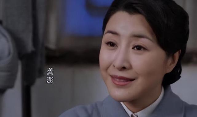 从繁华的大城市柏林来到偏僻的烽火太行的山村,先是担任总司令的秘书