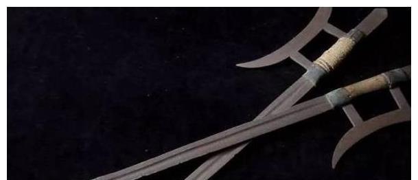 全用镔铁点钢打造,矛杆长一丈,矛尖长八寸,刃开双锋,作游蛇形状,故而