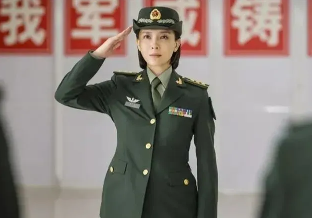 劇中她的軍裝形象又美又颯,一改往日職場女性的設定,讓人意外.