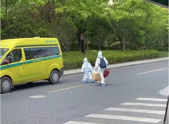 女儿是次密接,老婆是要给学生上网课的班主任……这是我们家集中隔离