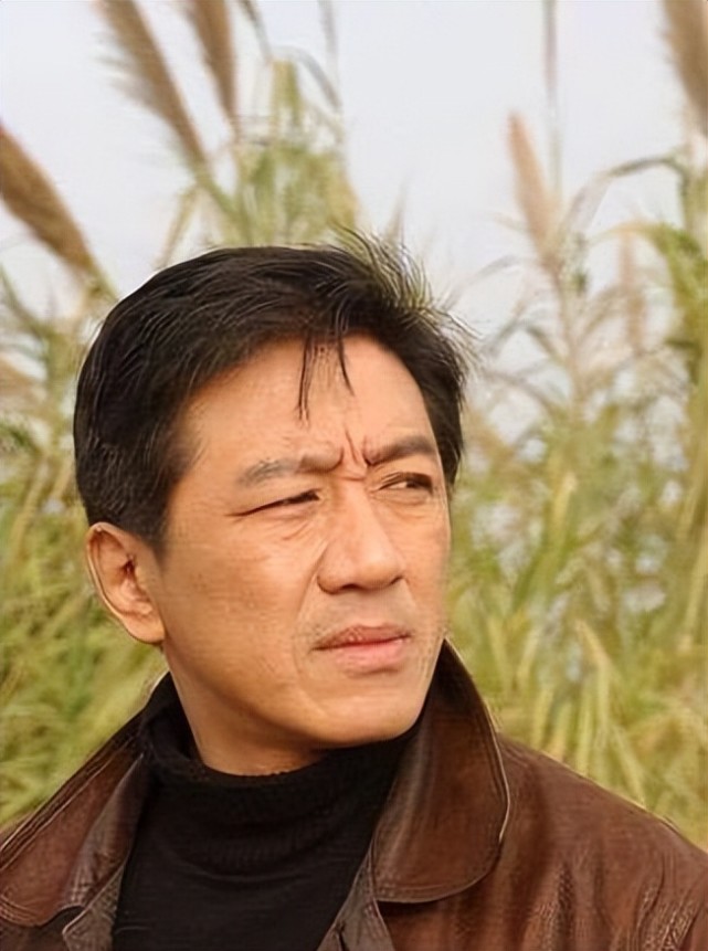 丁勇岱:从工人到戏骨用38年,和妻子恩爱34年,如今依旧"无名"!