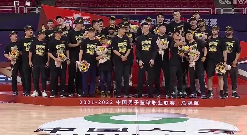 辽宁领奖暖心一幕82岁老帅首度夺冠杨鸣主动让他第一个举起奖杯