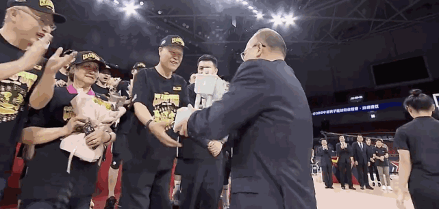 辽宁领奖暖心一幕82岁老帅首度夺冠杨鸣主动让他第一个举起奖杯