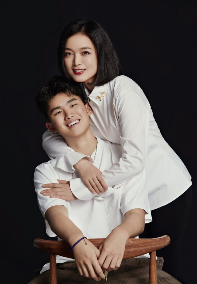 白雪与儿子与丈夫离婚后,儿子跟随白雪生活.