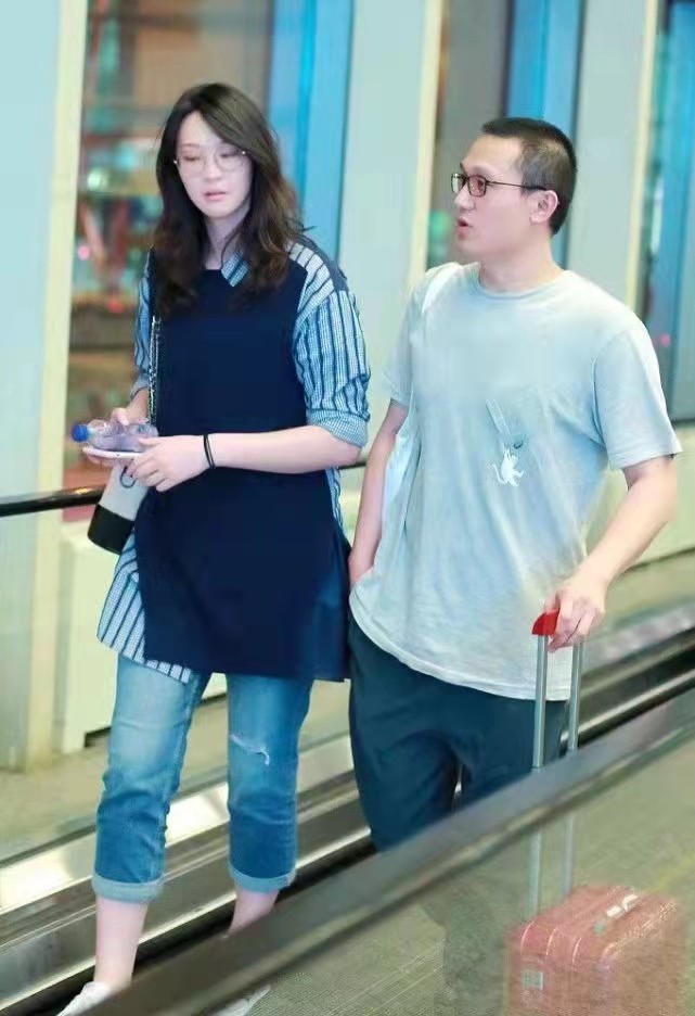 惠若琪夫妇罕见合体身高差有看点,女高男矮也很甜蜜,穿搭超普通插图4