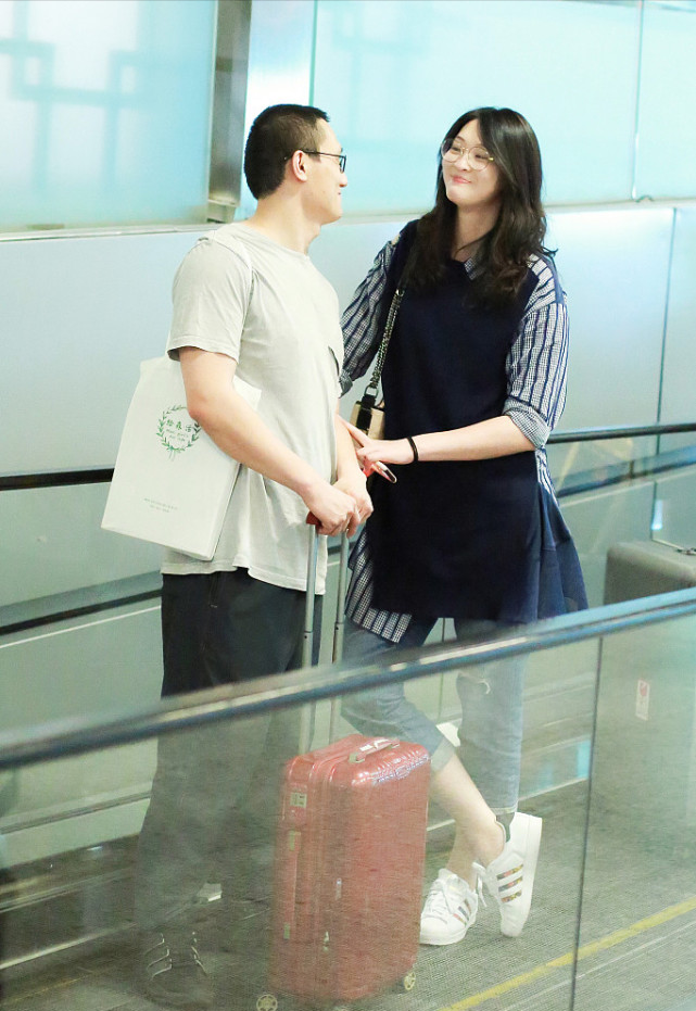 惠若琪夫妇罕见合体身高差有看点,女高男矮也很甜蜜,穿搭超普通插图6