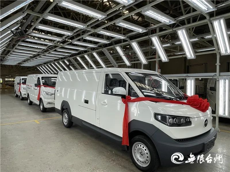 新吉奥新车型奥腾是一款新能源物流车,货厢容积达7.