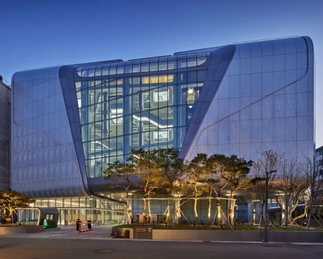 yg 娱乐新总部,交互式中庭点亮办公大楼