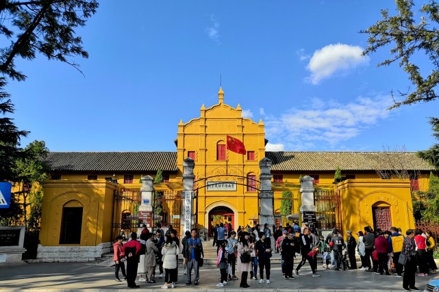 1950年3月,中國人民解放軍第二野戰軍軍事政治大學第四分校進駐雲南