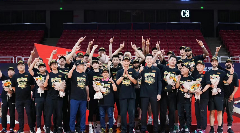 辽篮夺冠之战!收视率创新低 赛后杨鸣动情演讲 不忘国家队_腾讯新闻