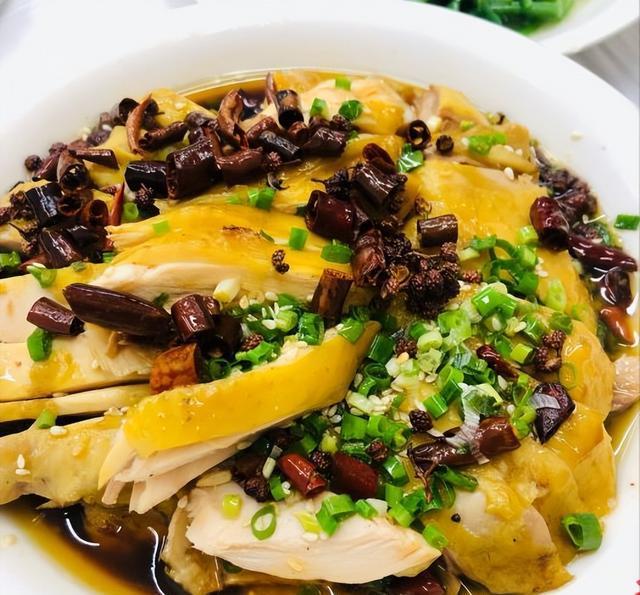 这个酱油鸡有小份大份之分,可以按照人数来选择,另外宫爆肉,风味鳝鱼