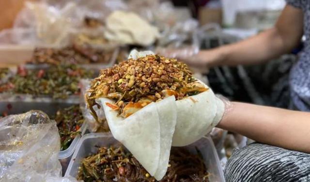 福建小伙1000公里来吃徐州网红卷饼,10元一卷,吃一口直接辣蒙圈