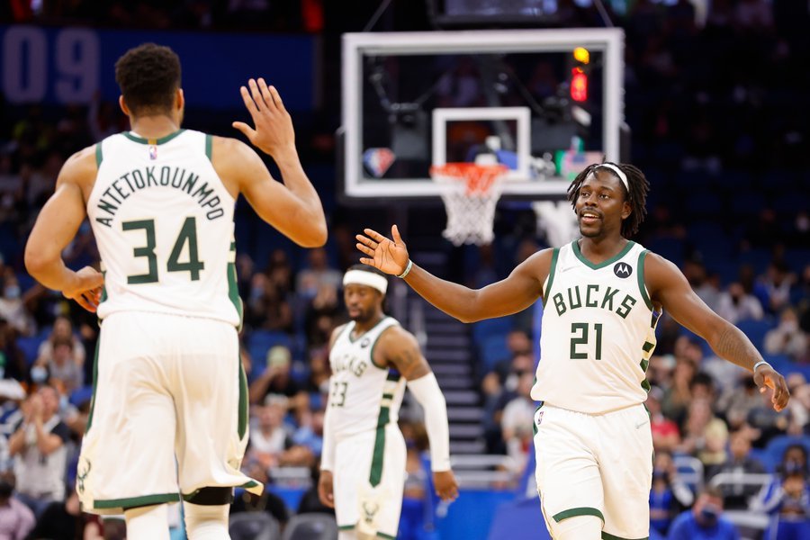 霍勒迪第2次获得最佳队友奖力压保罗德罗赞布帅宣布雄鹿队员庆祝