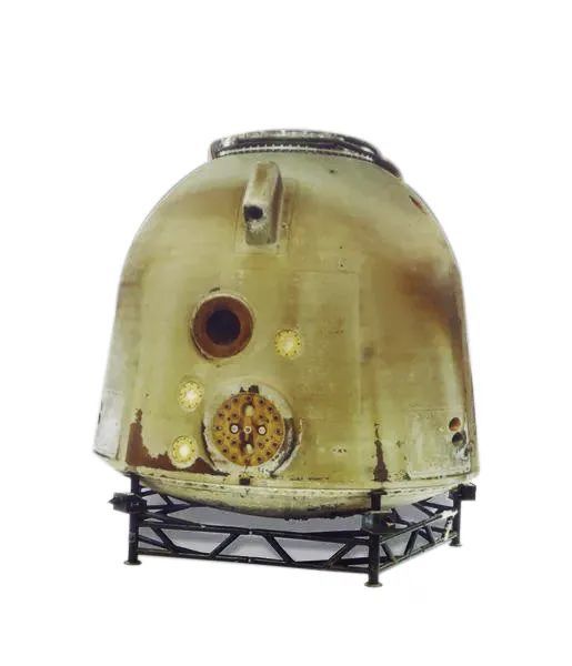 圆梦飞天的神舟五号飞船返回舱