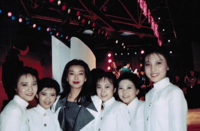 正式推出"青春美少女组合,五位成员分别为:胡晶,辛莘,李岩,刘莹和