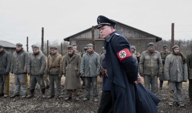 本片的最后彩蛋其实比正片更有趣,在现代德国街头,身着纳粹服饰的演员