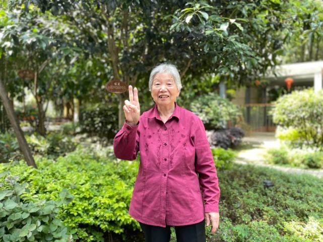 81岁医师奶奶一袭白衣的人间天使上